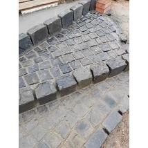 Bazalt kockakő, macskakő 8-10 cm-es felezett vastagságú Bazalt kockakő, macskakő 8-10 cm-es felezett vastagságú