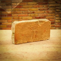 Koronás címeres tégla.