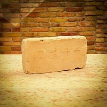 1744-es címeres tégla, sárga