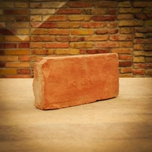 CA feliratú címeres tégla