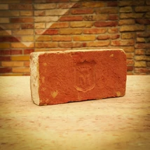 Korona +  M címeres tégla.