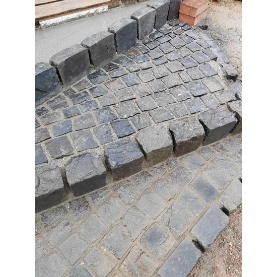 Bazalt kockakő, macskakő 8-10 cm-es felezett vastagságú
