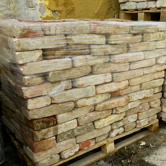 Nagyméretű egész bontott tégla